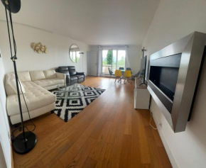 Cozy 4 Bedroom Apartment, River Seine View, Parking, La Défense